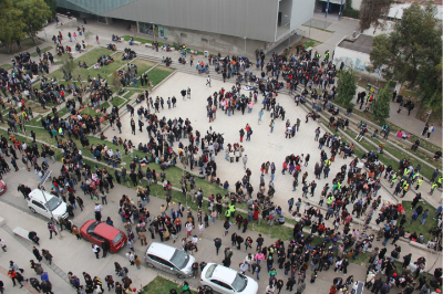 Más de 12.000 integrantes de la comunidad universitaria del Campus Juan Gómez Millas participaron en el ejercicio de simulacro de emergencia.