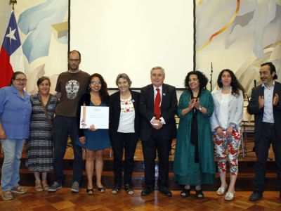 Los académicos distinguidos en la ceremonia de Extensión junto al director de esta unidad, prof. Hernán Aguilera. 