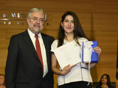 La mejor egresada, enfermera Beatriz Parry, recibió su premio de manos del decano de la Facultad de Medicina
