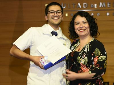 El mejor compañero y premio Florence Nightingale, enfermero Martín Méndez, recibió su distinción de la directora de la escuela, profesora Claudia Collado. 