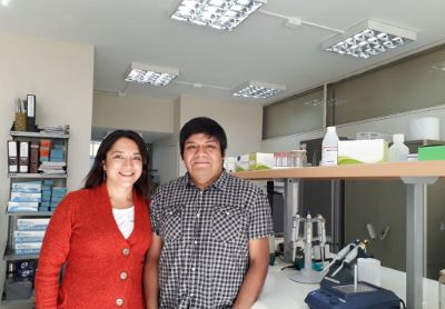 La profesora Espinosa junto al Dr. Manuel Maliqueo, co-investigador del proyecto.