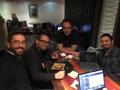 El doctor Daniel Erlij junto al equipo creador de “Inmuno”: Kote Carvajal, Cristián Docolomansky y Juan “Nitrox” Márquez.