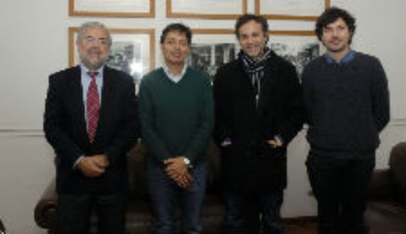 Doctores Manuel Kukuljan, decano de la Facultad de Medicina; Luis Michea y Marcelo Villalón, junto al asesor de proyectos del decanato Yerko Montenegro 