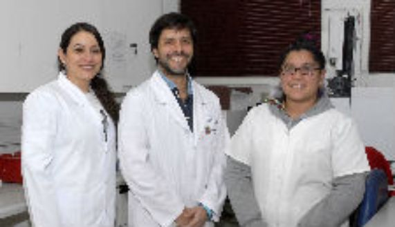 El doctor Diego García junto a parte de su equipo, la bioquímica Karla Vásquez y a técnico analista químico Greys Lagos. 