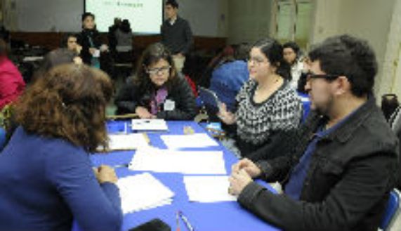 Los participantes trabajaron en grupos con el fin de proponer ajustes curriculares pertinentes. 