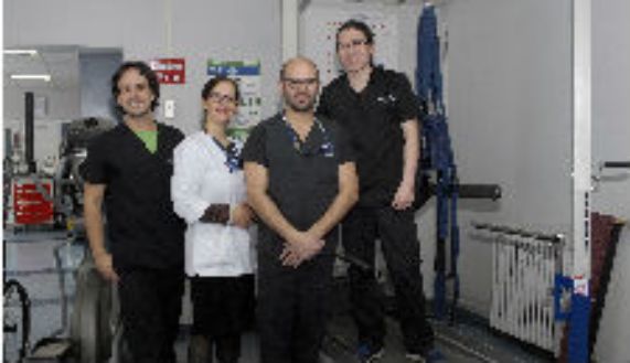 La doctora Loreto Vergara junto a parte del equipo de kinesiólogos de su servicio, Cristián Kamisato, Eusebio Castro y Román Alarcón