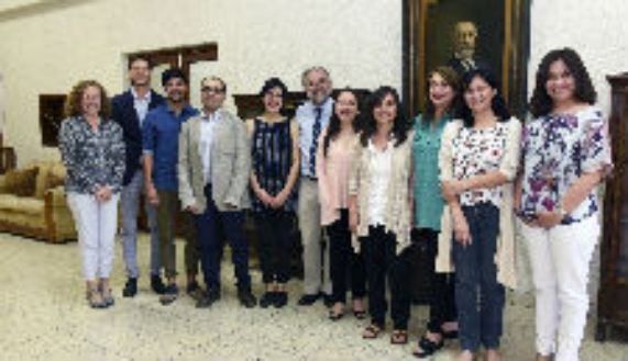Los profesores premiados junto a las máximas autoridades de la Facultad de Medicina