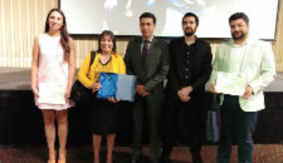 Los doctores Andrea Mena y Carlos Romero, al centro, con algunos de los estudiantes premiados. 