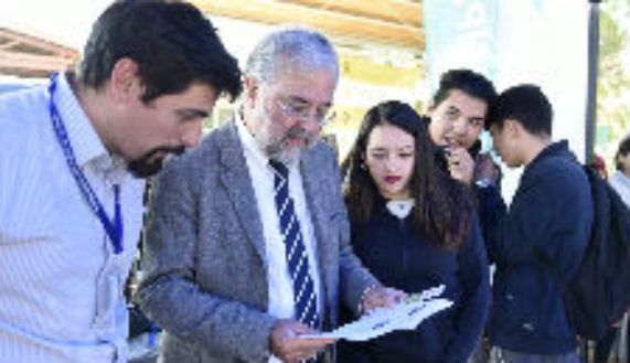 El alcalde de Cerro Navia Mauro Tamayo y el decano de la Facultad de Medicina, doctor Manuel Kukuljan, recorrieron los stand informativos. 