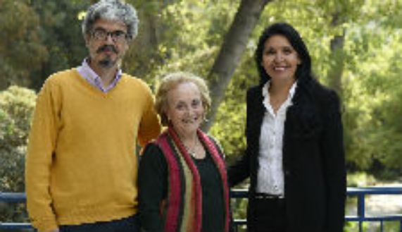 Doctor Eduardo Tobar, junto a las profesoras Ilse López y Vilma Mejía. 