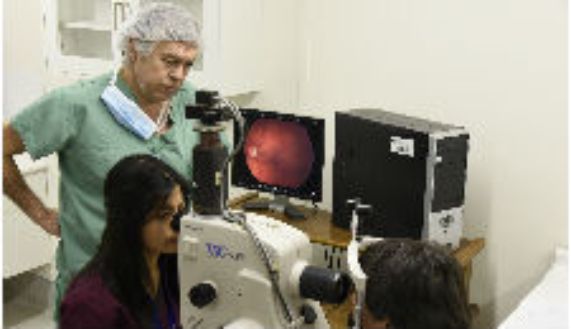 El doctor Rodrigo Donoso en el examen de fondo de ojo junto a la tecnóloga médica Angélica Cárdenas. 
