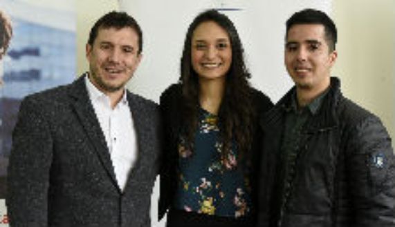 El profesor Carlos Cruz, de Kinesiología, junto a Valentina Cumplido, de Fonoaudiología, y Andrés Rivera, de Terapia Ocupacional. 