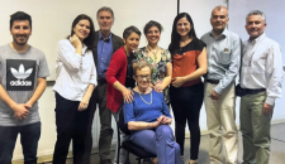 El equipo del Departamento de Bioética y Humanidades Médicas junto a la profesora Ana Escríbar