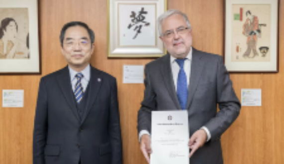 El presidente de TMDU, doctor Yujiro Tanaka, nombró al doctor Manuel Kukuljan como profesor visitante de la institución que lidera.