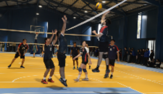 La “Caja Azul” es un gimnasio para la enseñanza y práctica de básquetbol y vóleibol, además de otras disciplinas deportivas y recreativas. 
