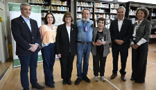 Doctores Juan Pablo Torres, vicedecano; Lorena Tapia, directora de Extensión; Rosa Devés, rectora; profesor José Navarro; Amanda Fuller; doctor Miguel O'Ryan, decano, y Margarita Ahumada, directora de Relaciones Internacionales