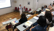La coordinadora de la Estrategia de Salud Mental de la Facultad de Medicina, doctora Viviana Guajardo, revisó las diferentes actividades que se han implementado orientadas a mejorar el bienestar de académicos, funcionarios y estudiantes. 