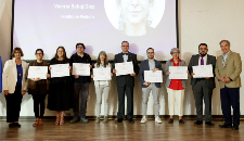 La rectora, doctora Rosa Devés, junto a los docentes de la Facultad de Medicina premiados: profesores Constanza Briceño, Camila Rojas, Gonzalo Cabrera, Valeria Sabaj, Rodrigo Latorre, Fabrizio Cuevas, Alicia Villalobos y Gonzalo Cuéllar, además del decano de nuestro plantel, doctor Miguel O'Ryan