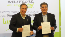 Firmaron el acuerdo los doctores Miguel O'Ryan, decano de la Facultad de Medicina, y Héctor Jaramillo, gerente corporativo de Seguridad y Salud en el Trabajo de Mutual de Seguridad