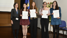 La doctora María Mercedes Aguirre, directora de la Escuela de Postgrado, entregó sus diplomas a grupos de egresados de diferentes programas formativos, como es el caso de las graduadas del Doctorado en Psicoterapia