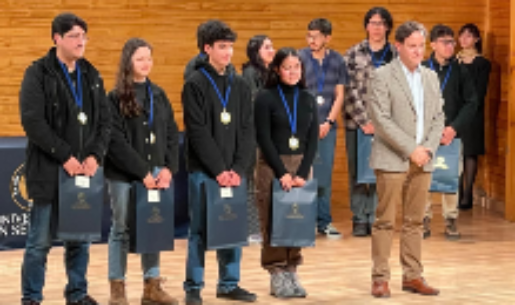 El equipo ganador del primer lugar de las V Olimpíadas de Anatomía Humana