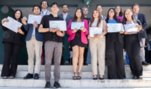 Los becarios 2024 de la Beca de Movilidad Internacional de Banco Santander pertenecientes al Campus Eloísa Díaz, junto a autoridades de sus facultades. 