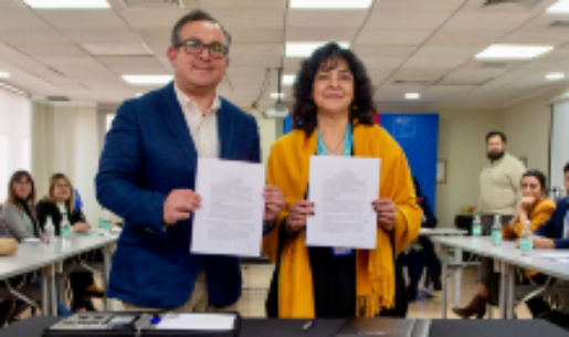 El profesor Eduardo Cerda y la representante nacional del ISL, Aída Chacón Barraza, firmaron el convenio de colaboración.