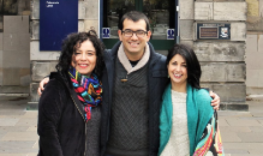 Los profesores Claudia Collado, Matías Faúndez y Daniela Castillo en su ingreso a la Universidad de Edimburgo