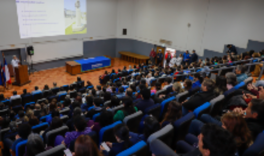 El doctor Tobar destacó los desafíos institucionales para 2025, mencionando la implementación de la Ley HCUCH, la consolidación del programa de bienestar para las personas, y la mejora de los procesos clínico-administrativos. 