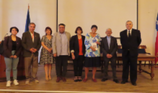 Catalina Lufín, senadora estudiantil; dr. Miguel O'Ryan, decano de la Facultad de Medicina; prof. Mirliana Ramírez, senadora universitaria; Patricio López, director de Radio Universidad de Chile; dra. Rosa Devés, rectora de nuestra corporación; prof. Inés Pepper, doctor Pedro Valdivia y dr. Francisco Mardones. 
