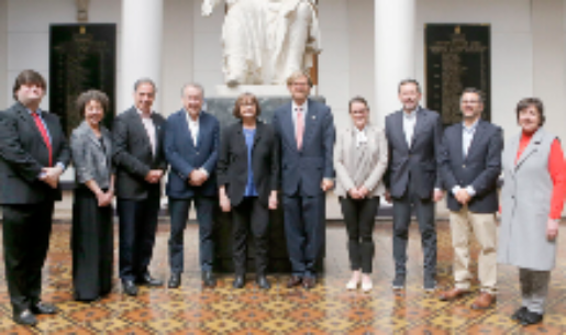 El doctor Marín junto a las autoridades de Rectoría de la Universidad de Chile y del decanato de las facultades de Medicina y Ciencias Físicas y Matemáticas en la firma del convenio con el MIT