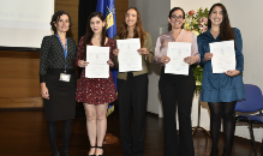 La doctora María Mercedes Aguirre, directora de la Escuela de Postgrado, entregó sus diplomas a grupos de egresados de diferentes programas formativos, como es el caso de las graduadas del Doctorado en Psicoterapia