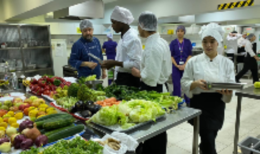 Estudiantes de la especialidad de Gastronomía pertenecientes a los complejos educacionales Pedro Prado y Cerro Navia participaron de una sesión de cocina “Trush Cooking” en el laboratorio de Técnicas Culinarias de la Escuela de Nutrición. 