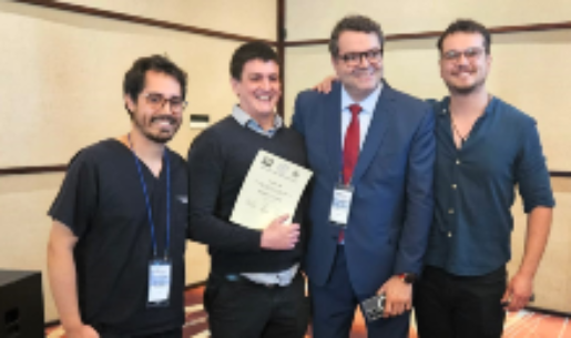 Los doctores Joaquín Bustos, Gonzalo Menz y Matías Rodríguez durante la premiación