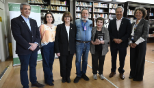 Doctores Juan Pablo Torres, vicedecano; Lorena Tapia, directora de Extensión; Rosa Devés, rectora; profesor José Navarro; Amanda Fuller; doctor Miguel O'Ryan, decano, y Margarita Ahumada, directora de Relaciones Internacionales