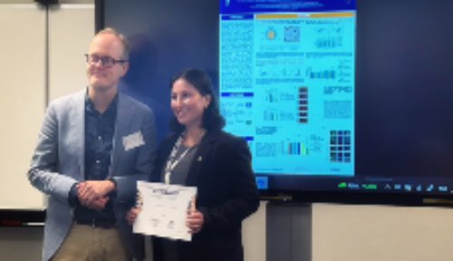Andrea Flores durante la premiación del 32nd International Student Congress of Biomedical Sciences (ISCOMS), categoría Neurología.