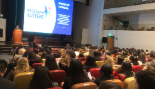 Elñ doctor Ricardo García destacó la alta convocatoria e interés en esta temática, “que recoge la preocupación de nuestra sociedad por personas neurodivergentes, y dentro de ellas, sobre todo, el autismo de trayectorias complejas y el apoyo que requieren estos pacientes y sus familias”.