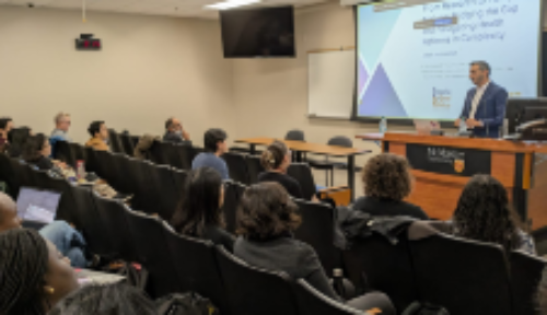 Por primera vez, la distinción recae en un académico del Sur Global, un hito que —según el doctor Cuadrado— “refleja el impacto creciente de la investigación en salud pública que se genera desde Chile y América Latina, y cómo nuestras experiencias pueden aportar al debate global sobre sistemas de salud más justos y equitativos”.
