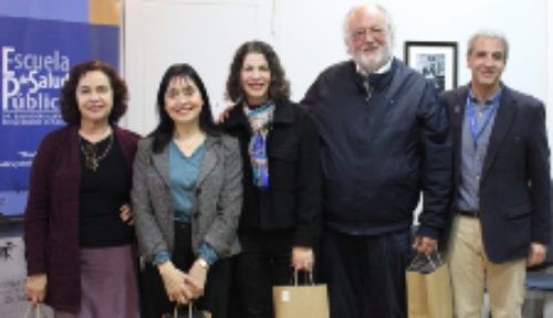 Doctores Paulina Pino, Nelly Alvarado, Marinella Mazzei y Marcos Vergara, homenajeados por su larga trayectoria en la ESP, junto al vicedecano de la Facultad de Medicina, doctor Juan Pablo Torres.