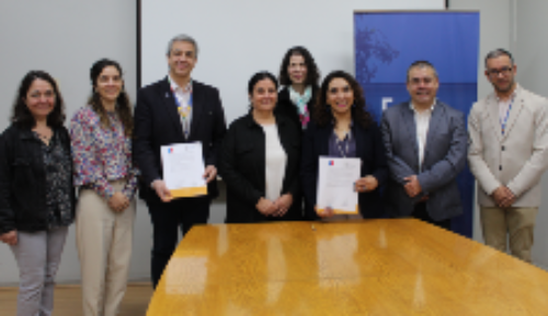 El decano (s), doctor Juan Pablo Torres, y la directora del Servicio de Salud del Reloncaví, Bárbara del Pino, junto al equipo que hizo posible este convenio