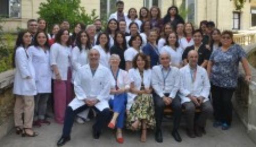 El doctor Fernando Cassorla junto a todos los integrantes del Instituto de Investigaciones Materno Infantil, IDIMI
