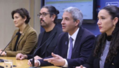 El doctor Juan Pablo Torres, vicedecano de la Facultad de Medicina, y el profesor Leonardo Basso, del Instituto de Sistemas Complejos de Ingeniería, junto a la ministra de Salud, Ximena Aguilera, en la presentación de los resultados de la investigación publicada por Lancet Infectous Diseases