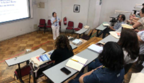 La coordinadora de la Estrategia de Salud Mental de la Facultad de Medicina, doctora Viviana Guajardo, revisó las diferentes actividades que se han implementado orientadas a mejorar el bienestar de académicos, funcionarios y estudiantes. 