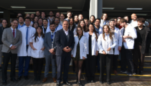 La generación de especialistas en Medicina Interna del Campus Sur junto al decano de la Facultad de Medicina, doctor Miguel O'Ryan