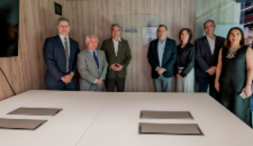 Doctor Juan Fullá; doctores Enrique Paris, director médico de Clínica MEDS y Miguel O'Ryan, decano de la Facultad de Medicina; doctor Roberto Yáñez, presidente del directorio de Clínica MEDS; Margarita Ahumada, directora de RRII de nuestro plantel; doctor Juan Pablo Torres, vicedecano de la Facultad de Medicina, y Priscilla Molina, gerente general de Clínica MEDS