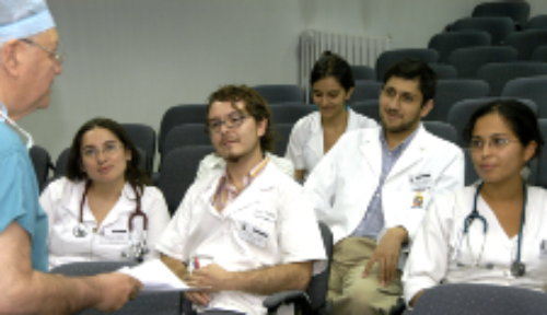 Con el objetivo de promover la salud mental del alumnado de carreras del área de la salud y garantizar ambientes respetuosos en los campos clínicos, la Superintendencia de Educación Superior, SES, oficializó una nueva norma de carácter general que establece deberes obligatorios para las instituciones de educación superior