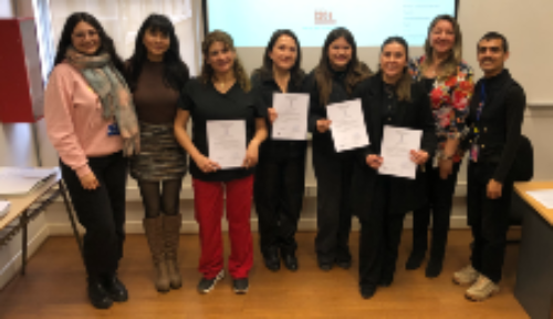 Las graduadas, matronas del Servicio de Salud Metropolitano Occidente, junto a docentes y organizadoras de la iniciativa. 