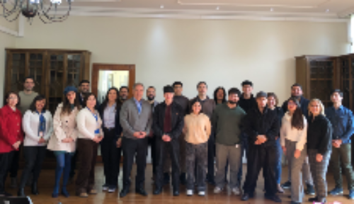 El decano de la Facultad de Medicina, doctor Miguel O'Ryan, junto a integrantes de la Dirección de Investigación e Innovación, los estudiantes premiados y sus tutores. 