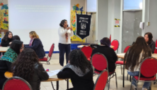 La profesora Lisseth Barra en el encuentro del 8 de septiembre de 2025 durante el diagnóstico participativo junto a con profesionales del PIE