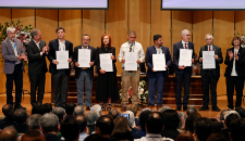 Los doctores Eduardo Tobar, director del HCUCH, y Miguel O'Ryan, decano de la FMUCH, junto a los profesores titulares, doctores Carlos Infante, Dante Cáceres, Violeta Díaz, Juan Guillermo Rodríguez, Fernando Valiente, Juan Pablo Valdevenito y Rodrigo Vásquez, así como a la rectora de la Universidad de Chile, doctora Rosa Devés